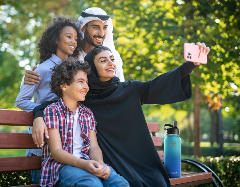 زاهايف زجاجة ماء معزولة سعة 1 لتر مع 3 أغطية وحقيبة - زجاجة ماء من الفولاذ المقاوم للصدأ مزودة ��قشة - زجاجة ذات جدار مزدوج سعة 1000 مل للاستخدام في الصالة الرياضية، السفر، وللمشروبات الساخنة والباردة - مقاومة للتسرب (1 لتر، لون أزرق أوقيانوسي) - Image 5
