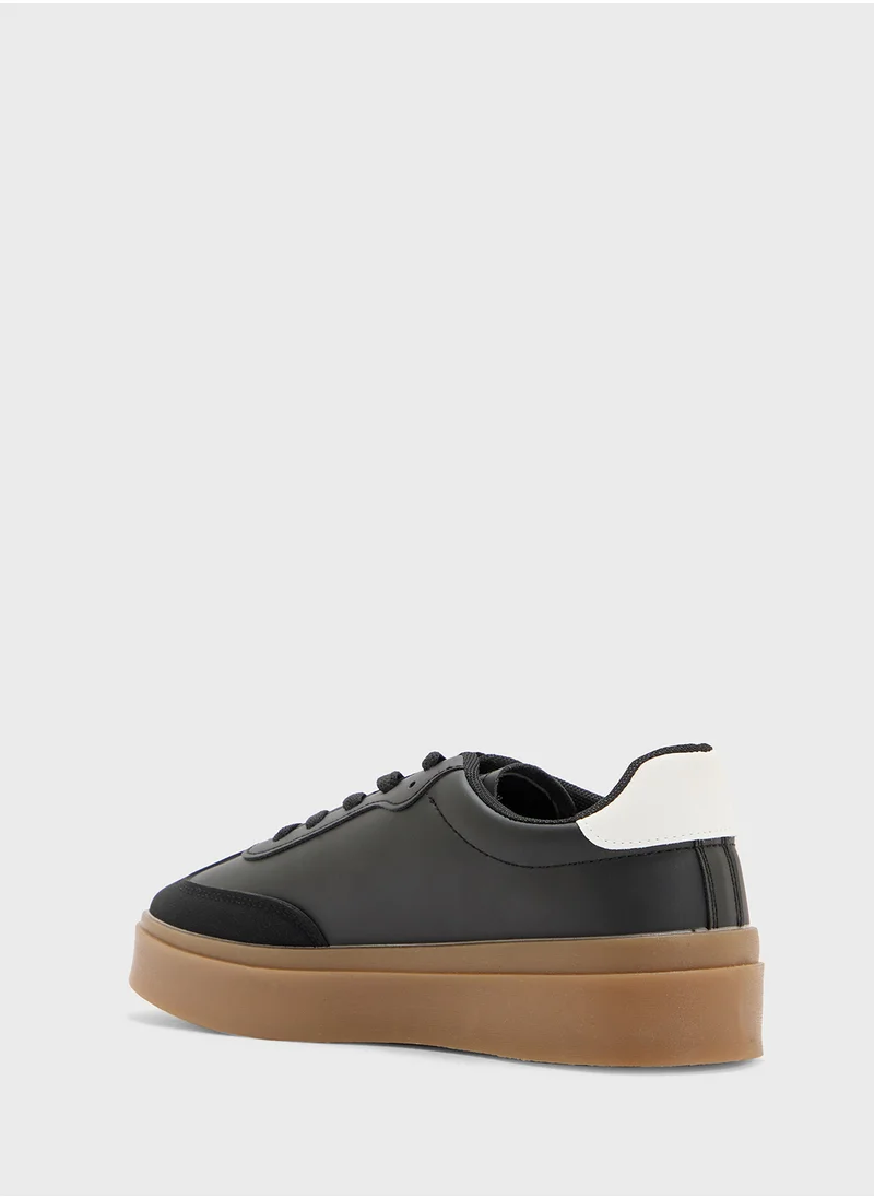 Clowse Striped Sneaker