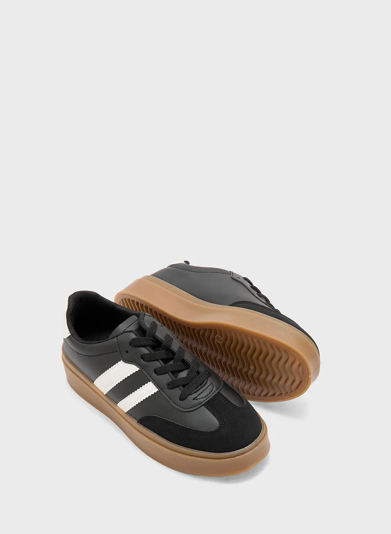 Clowse Striped Sneaker