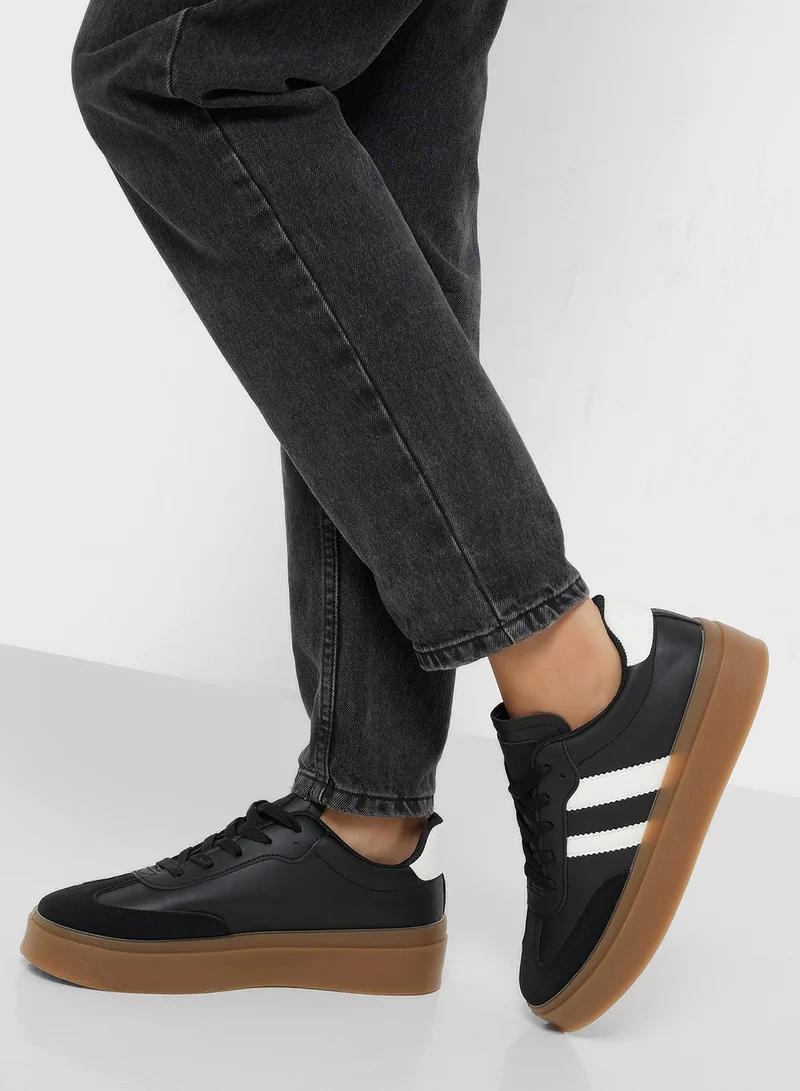 Clowse Striped Sneaker