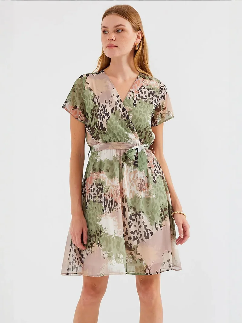 بيغ دارت فستان قصير بياقة على شكل حرف  مزين بالزهور ورباط