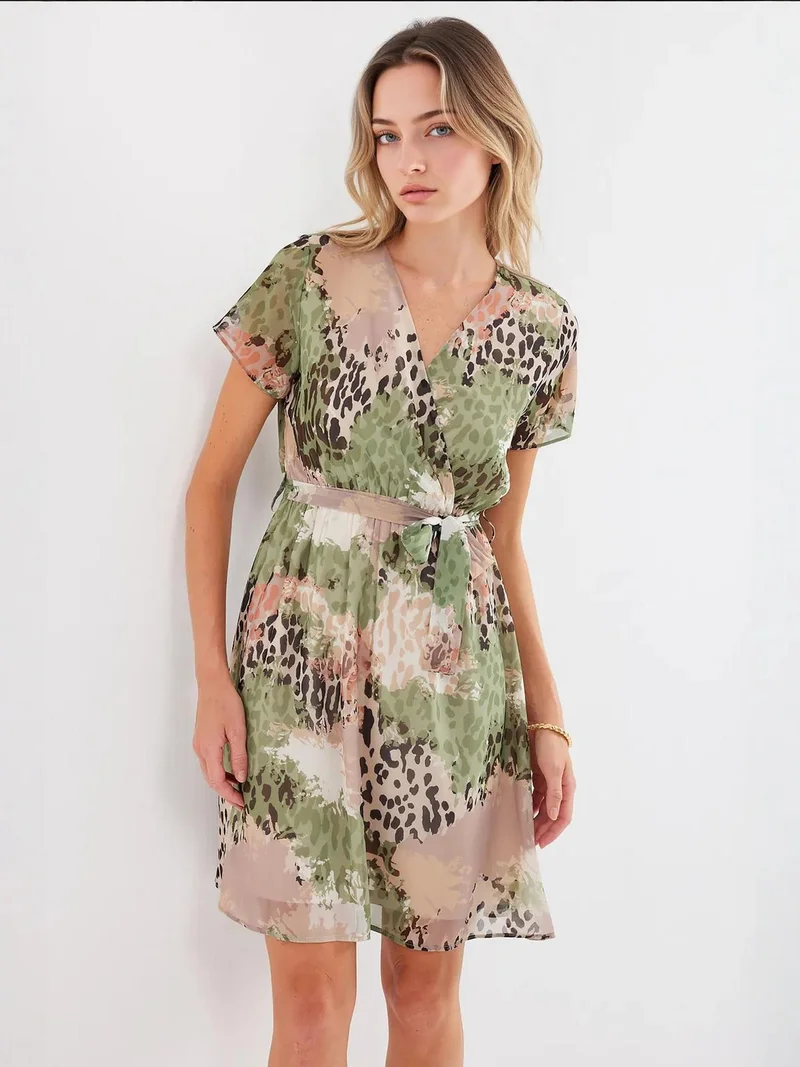 بيغ دارت فستان قصير بياقة على شكل حرف  مزين بالزهور ورباط