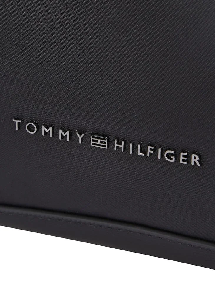 TOMMY HILFIGER REPREVE WASH BAG