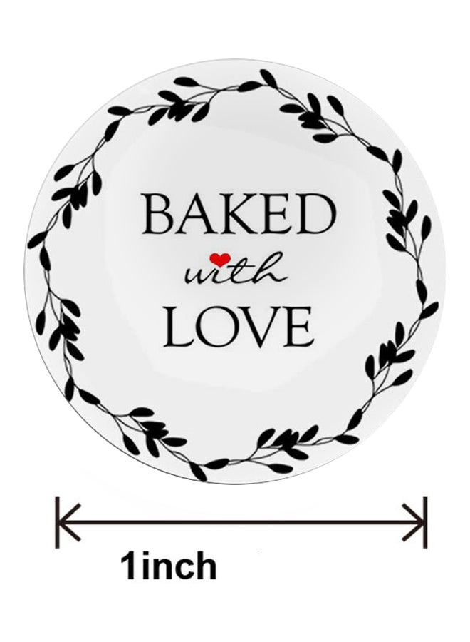 بكرة ملصقات بطبعة عبارة Baked With Love تحتوي على 500 قطعة أبيض - Image 3