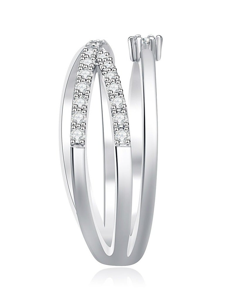 "خاتم بتصميم متناغم يروي قصة تألق -  ثلاث خطوط تنساب برقة حول الإصبع،  اثنتان منهما تتلألأ بأحجار دقيقة تضيف وهجًا ناعمًا،  بينما تتوسطهما حلقة ثالثة تتصل بحجر صغير  يشبه نقطة ضوء في نهاية حلم. تصميمه المتوازن يجمع بين الرقي والجرأة،  ليكون خيارًا مثاليًا لمن تبحث عن قطعة تعبّر عن ذوقها الفريد  لمسة من السحر على كل لحظة." - Image 5