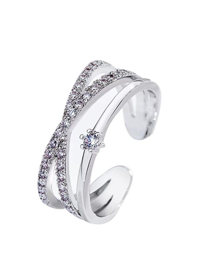 "خاتم بتصميم متناغم يروي قصة تألق -  ثلاث خطوط تنساب برقة حول الإصبع،  اثنتان منهما تتلألأ بأحجار دقيقة تضيف وهجًا ناعمًا،  بينما تتوسطهما حلقة ثالثة تتصل بحجر صغير  يشبه نقطة ضوء في نهاية حلم. تصميمه المتوازن يجمع بين الرقي والجرأة،  ليكون خيارًا مثاليًا لمن تبحث عن قطعة تعبّر عن ذوقها الفريد  لمسة من السحر على كل لحظة." - Image 3