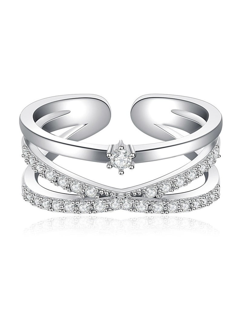 "خاتم بتصميم متناغم يروي قصة تألق -  ثلاث خطوط تنساب برقة حول الإصبع،  اثنتان منهما تتلألأ بأحجار دقيقة تضيف وهجًا ناعمًا،  بينما تتوسطهما حلقة ثالثة تتصل بحجر صغير  يشبه نقطة ضوء في نهاية حلم. تصميمه المتوازن يجمع بين الرقي والجرأة،  ليكون خيارًا مثاليًا لمن تبحث عن قطعة تعبّر عن ذوقها الفريد  لمسة من السحر على كل لحظة." - Image 2