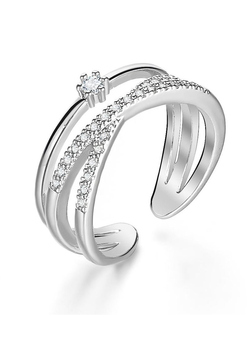 "خاتم بتصميم متناغم يروي قصة تألق -  ثلاث خطوط تنساب برقة حول الإصبع،  اثنتان منهما تتلألأ بأحجار دقيقة تضيف وهجًا ناعمًا،  بينما تتوسطهما حلقة ثالثة تتصل بحجر صغير  يشبه نقطة ضوء في نهاية حلم. تصميمه المتوازن يجمع بين الرقي والجرأة،  ليكون خيارًا مثاليًا لمن تبحث عن قطعة تعبّر عن ذوقها الفريد  لمسة من السحر على كل لحظة." - Image 1