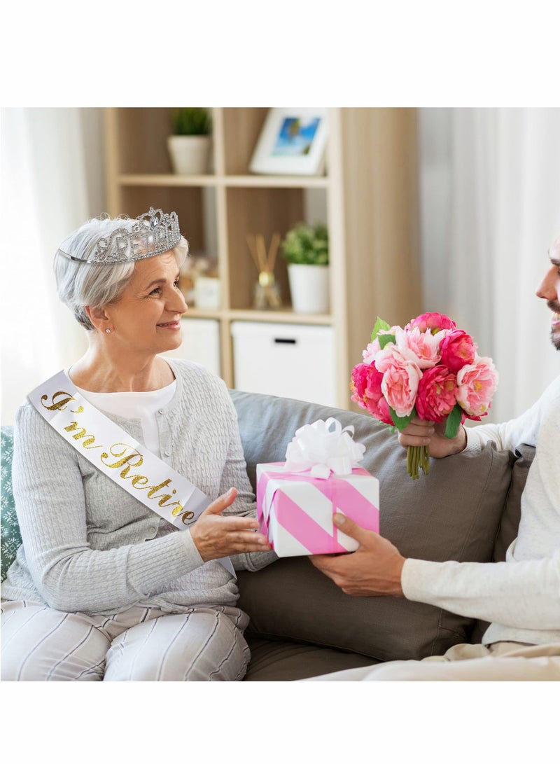 كاست ويف طقم تاج ووشاح التقاعد، تاج كريستالي أبيض مزين بشريط "أنا متقاعد"، هدية تقاعد للنساء، ديكورات حفلات التقاعد، مستلزمات حفلات التقاعد، هدايا تقاعد للنساء (قطعتان) - Image 4