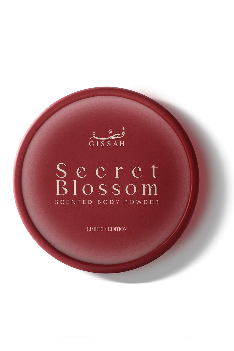 قصة طقم هدية سيكريت بلوسوم – 50 مل أو دو بارفان + 10 جم بودرة للجسم (300 نفخة) + 20 مل خمرية - Image 5