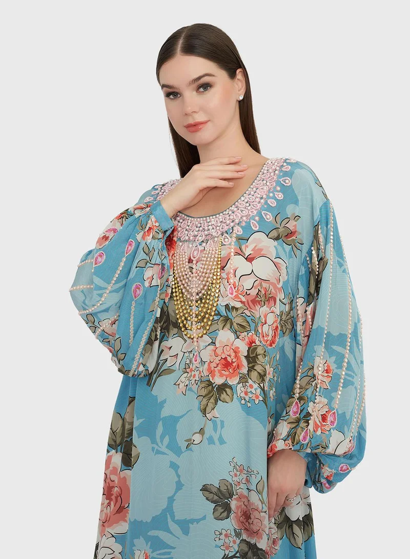 كشخة جلابية مطرزة بالزهور واللؤلؤ باللون الأزرق