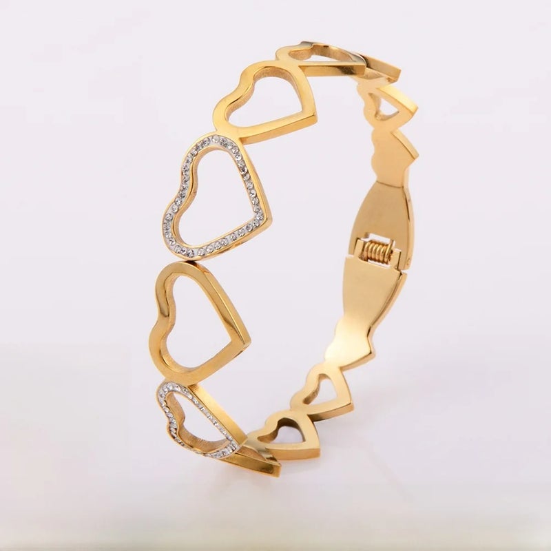 أسورة استناليس ستيل ذهبي شكل قلب مرصعة بفصوص الزيركون - Image 1