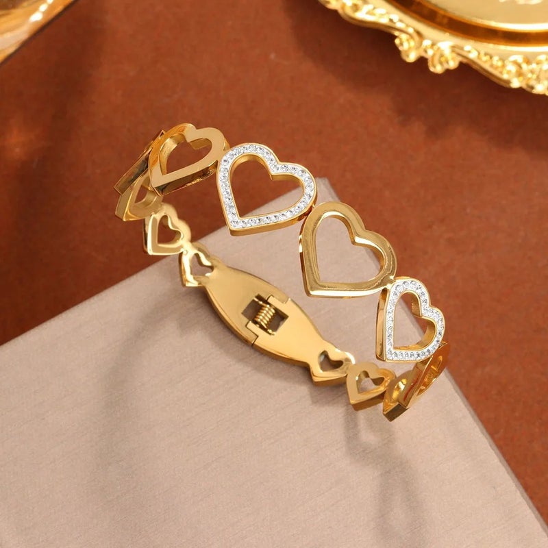 أسورة استناليس ستيل ذهبي شكل قلب مرصعة بفصوص الزيركون - Image 3