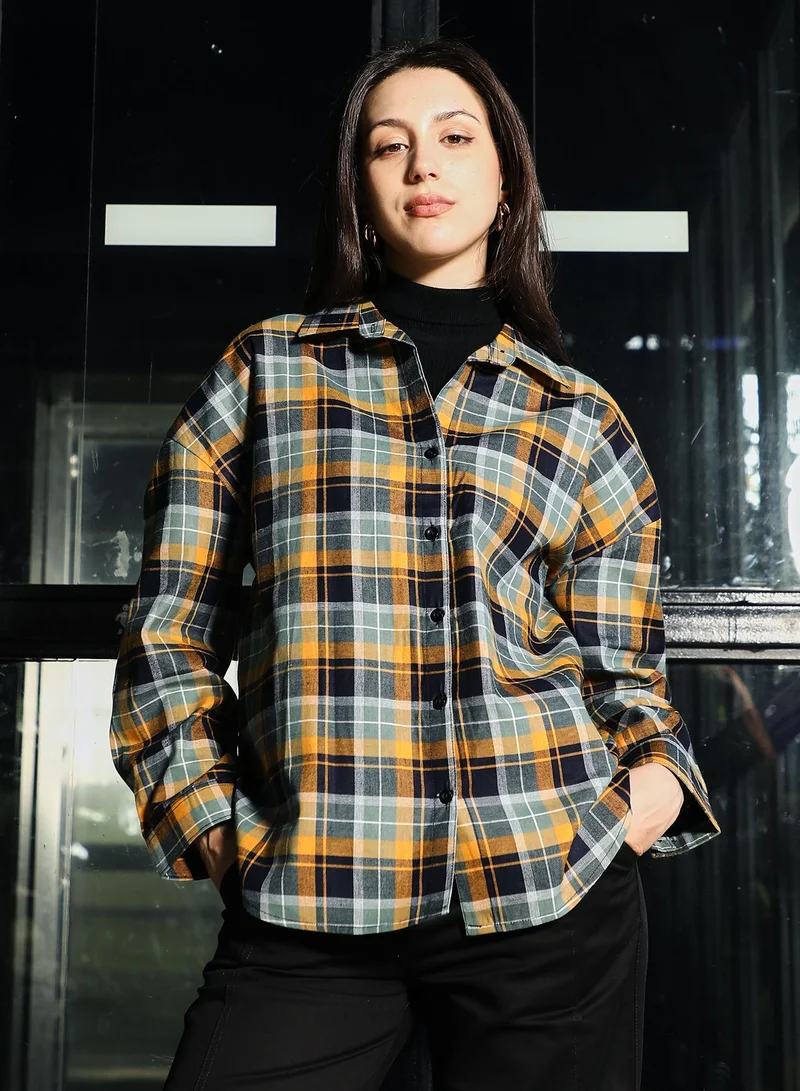 بينيا كولادا قميص نسائي كبير الحجم بنقشة مربعات الظل بياقة ممتدة وأكمام طويلة بأزرار للإغلاق.