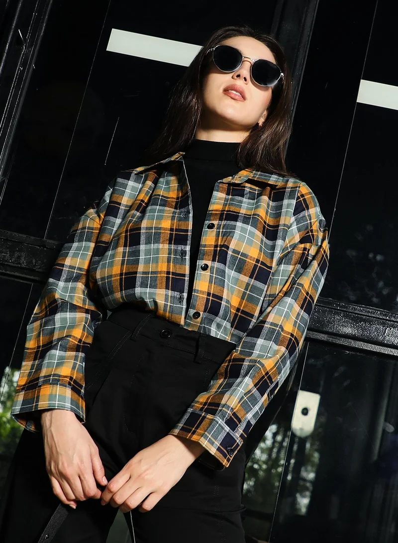 بينيا كولادا قميص نسائي كبير الحجم بنقشة مربعات الظل بياقة ممتدة وأكمام طويلة بأزرار للإغلاق.