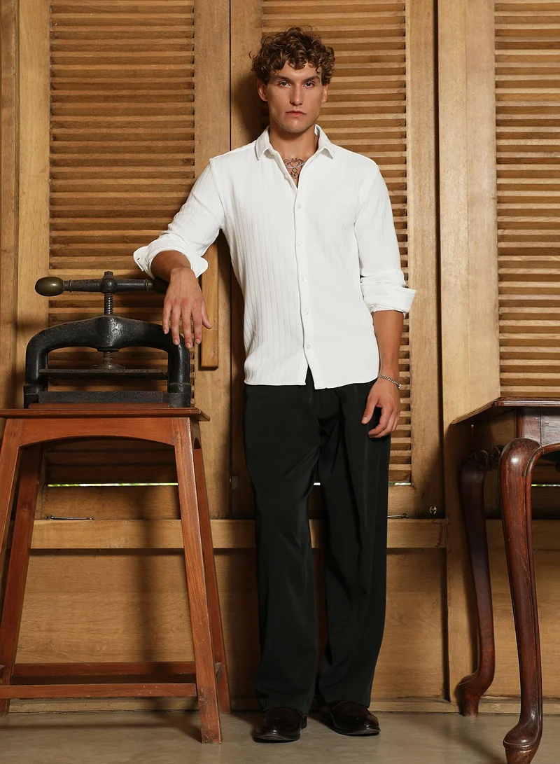Campus Sutra Men's Onyx Black Pleated-Fold Korean Trousers For Casual Wear | Mid-Rise | Straight Fit | Button Closure | Trousers Crafted With Comfort Fit For Everyday Wear
