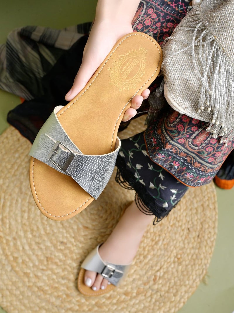 Shoetopia صنادل شوتوبيا النسائية الفضية المسطحة بتصميم حزام متقاطع - Image 3