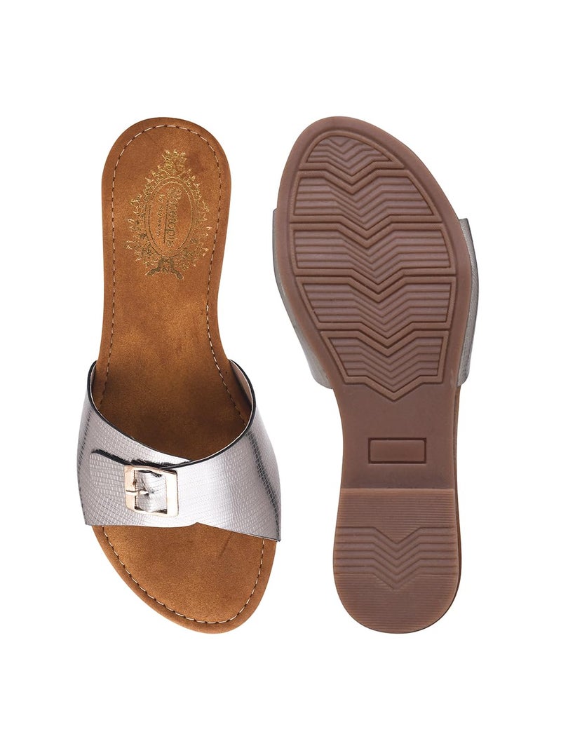 Shoetopia صنادل شوتوبيا النسائية الفضية المسطحة بتصميم حزام متقاطع - Image 5