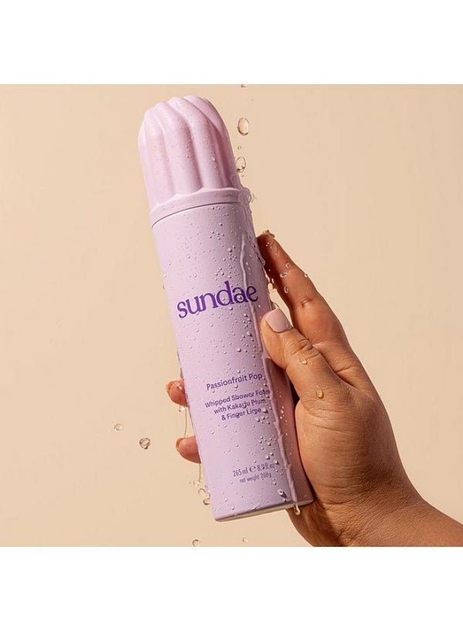 سنداي رغوة الاستحمام المخفوقة بنكهة فاكهة العاطفة من SUNDAE مع البرقوق الكاكادو والليمون الأخضر 260 مل - Image 2
