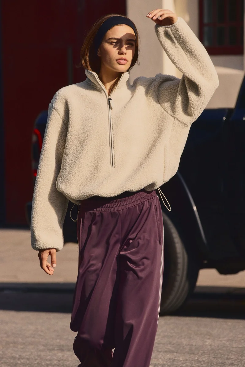 اتش اند ام بلوزة رياضية من نسيج تيدي