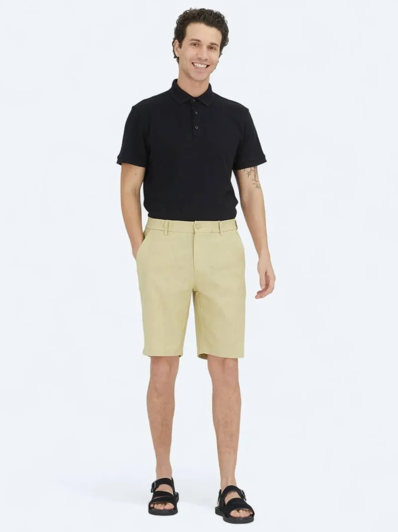 كيب شورت رياضي قطني مخلوط بلون أخضر زيتوني، بقصة مريحة وعصرية.