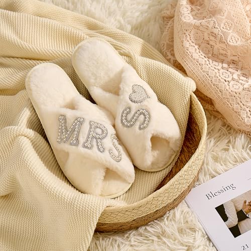 LIWOFLY Bride Slippers for Wedding Day, Bride To Be Bridal Shower Gift for Women Bridesmaids, Personalized Initial MRS Pearl Letter Open Toe Fuzzy Flip Flops, Getting Ready Outfit, Bachelorette Party - Image 2