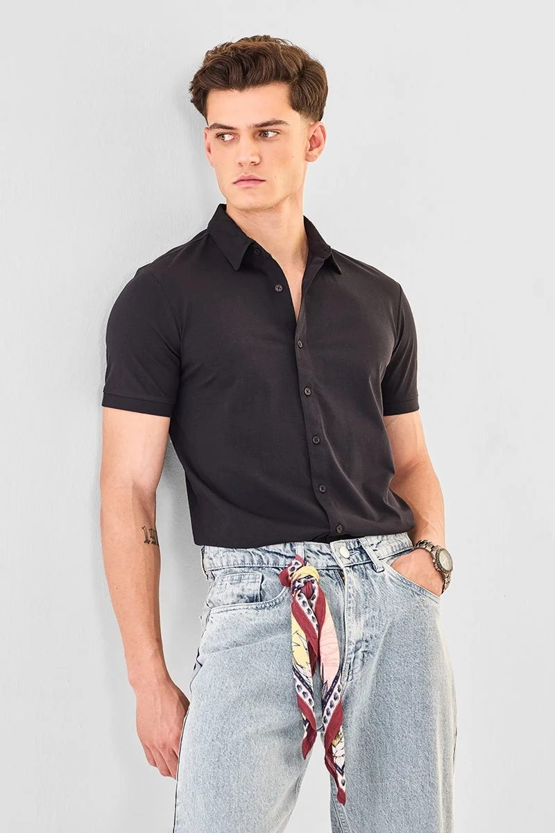 سنيتش قميص أسود بقصة عادية