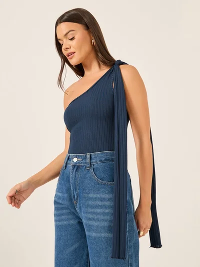 ستايلي تي شيرت ضيق بكتف واحد وربطة عنق مضلع