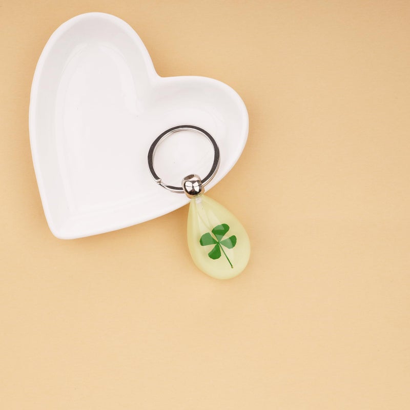 FM FM42 Dried Leaves Lucky Real 4-Leaf Clover Simulated Resin Glow in the Dark Key ring Keychains - Image 4