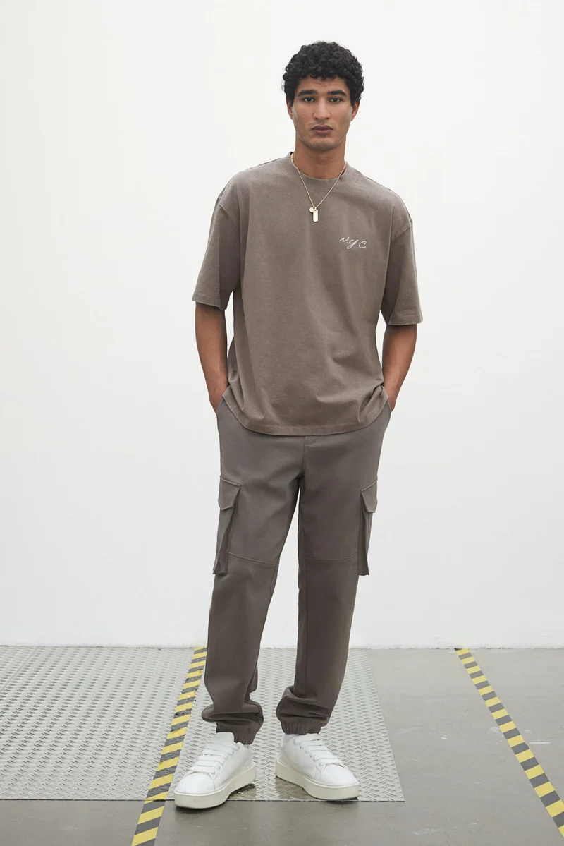 اتش اند ام تي-شيرت بقصة واسعة مزين بكحتة