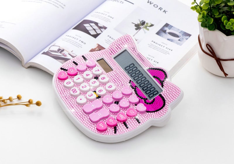 آلة حاسبة شمسية وردية اللون، شاشة كريستال LCD كبيرة بـ 12 خانة، بتصميم ماسي كريستالي - تصميم مريح بزاوية 45 درجة، أزرار سيليكون متينة، آلة حاسبة أساسية للمكتب للنساء - Image 2