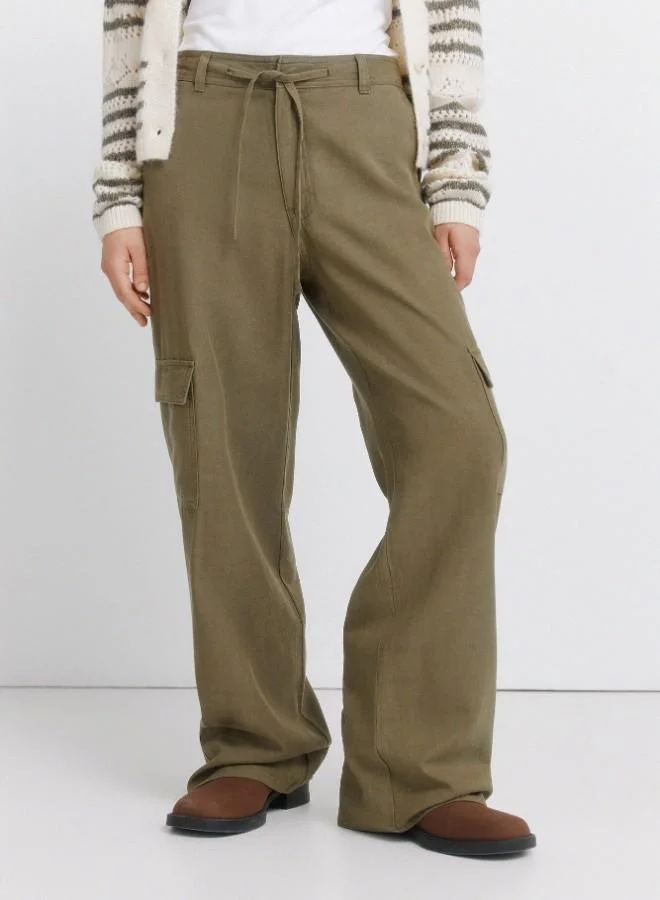 Springfield  Mid-rise trousers. Front and back pockets, with button and zip fastening and drawstring detail. Patch pockets on the sides and with a straight leg. for Women | Best Price UAE