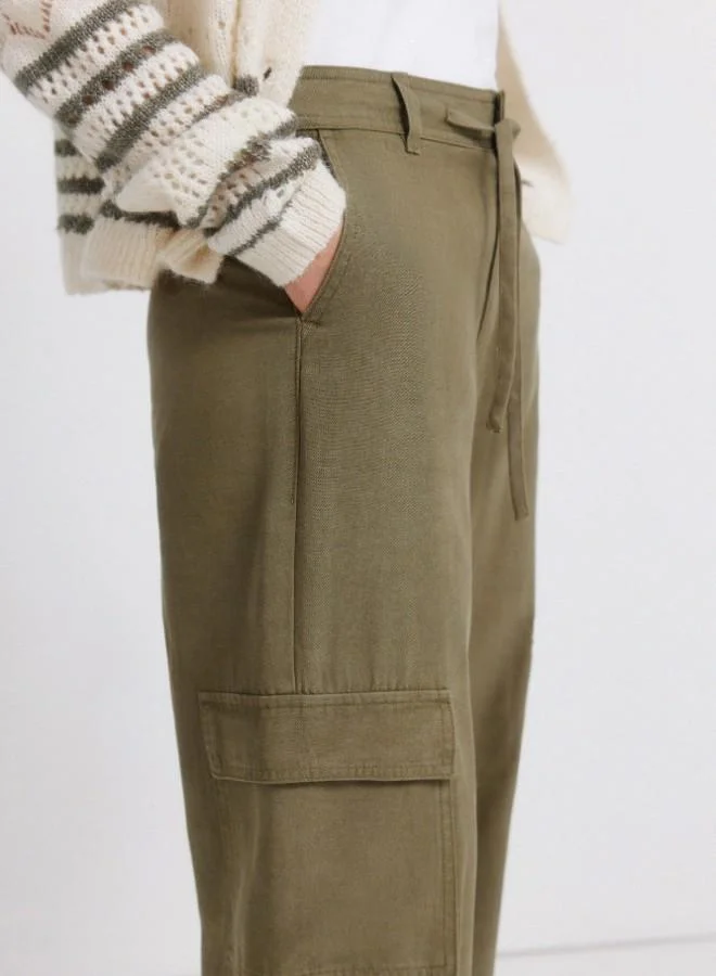 Springfield Mid-rise trousers. Front and back pockets, with button and zip fastening and drawstring detail. Patch pockets on the sides and with a straight leg.