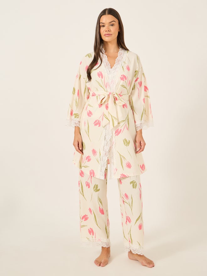 ستايلي طقم بيجامة كامي و بنطلون مزين بالدانتيل وطبعة زهور مع روب - Image 2