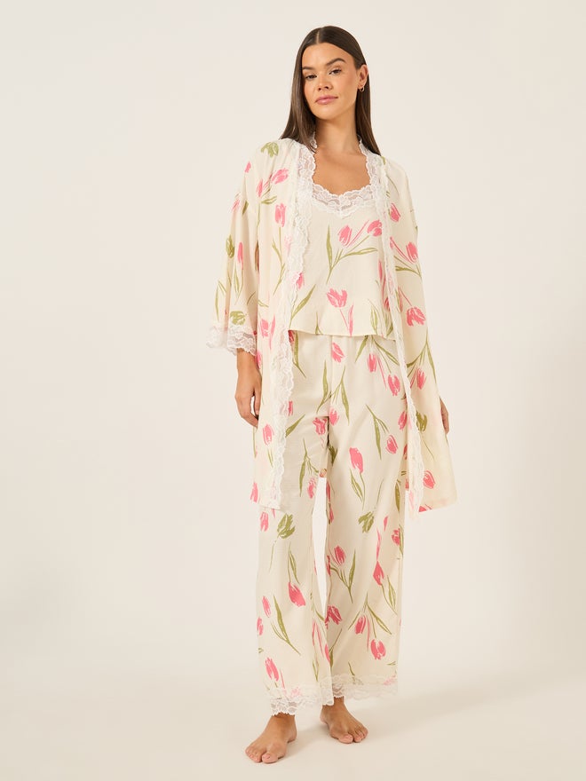 ستايلي طقم بيجامة كامي و بنطلون مزين بالدانتيل وطبعة زهور مع روب - Image 1