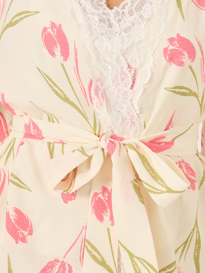 ستايلي طقم بيجامة كامي و بنطلون مزين بالدانتيل وطبعة زهور مع روب - Image 5