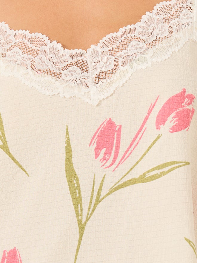 ستايلي طقم بيجامة كامي و بنطلون مزين بالدانتيل وطبعة زهور مع روب - Image 4