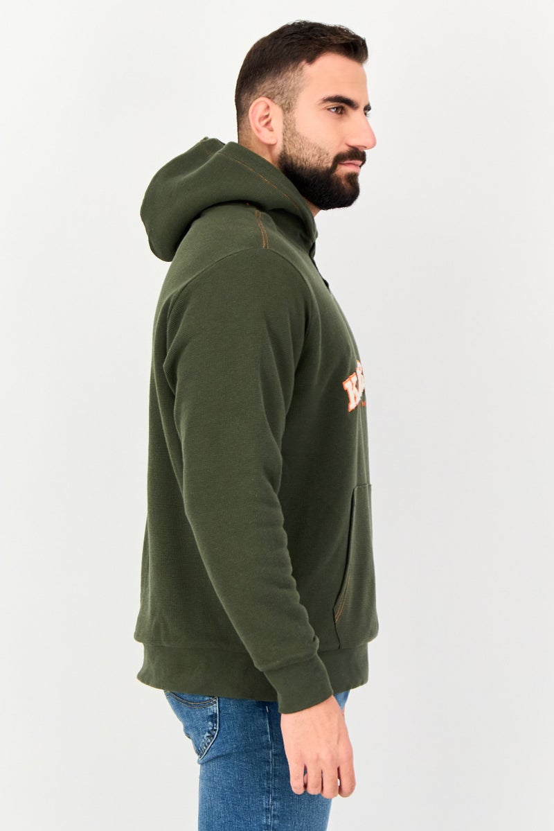 KANGOL هودي بأكمام طويلة مزين بشعار للرجال، زيتوني - Image 2