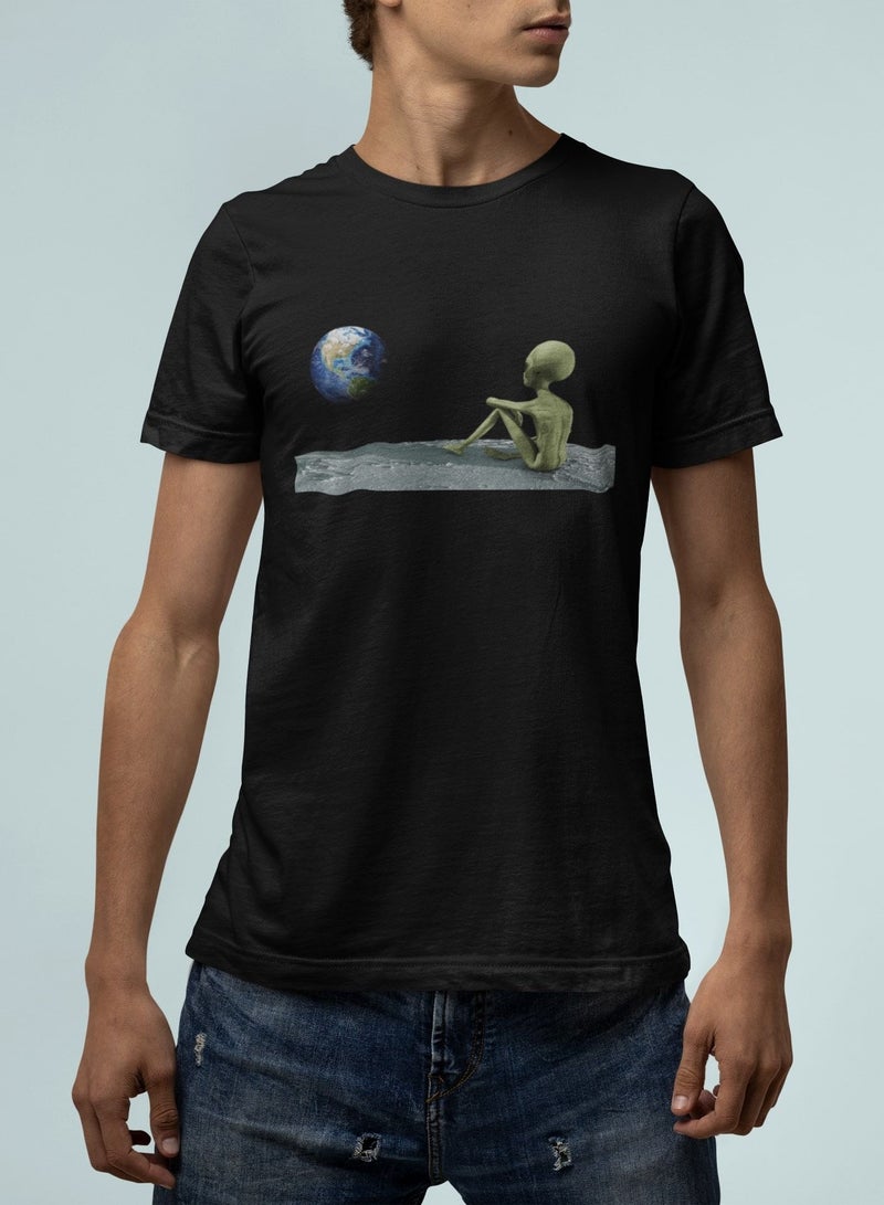 MERCH تي شيرت المراقب الكوني: كائن فضائي يراقب الأرض من القمر - احتضن روحك الخارجية - Image 1