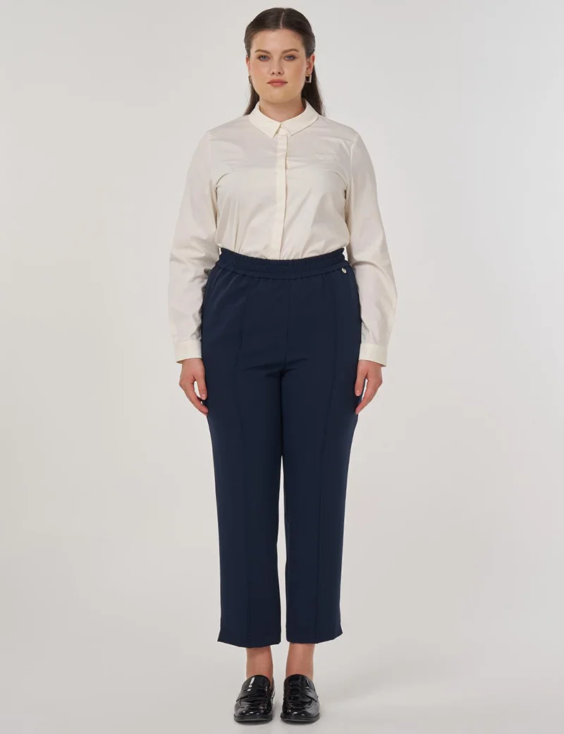 Kayra بنطال واسع بتفاصيل خياطة علوية باللون الكحلي الداكن