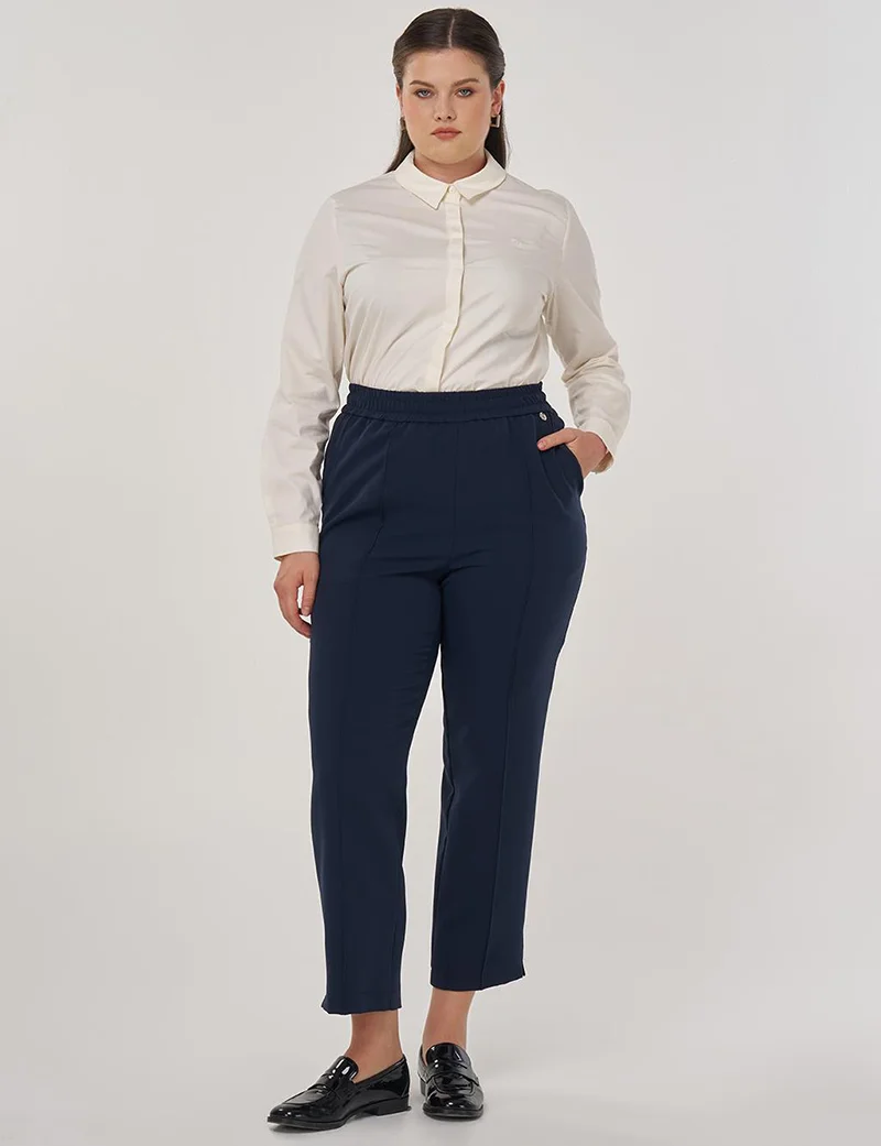 Kayra بنطال واسع بتفاصيل خياطة علوية باللون الكحلي الداكن