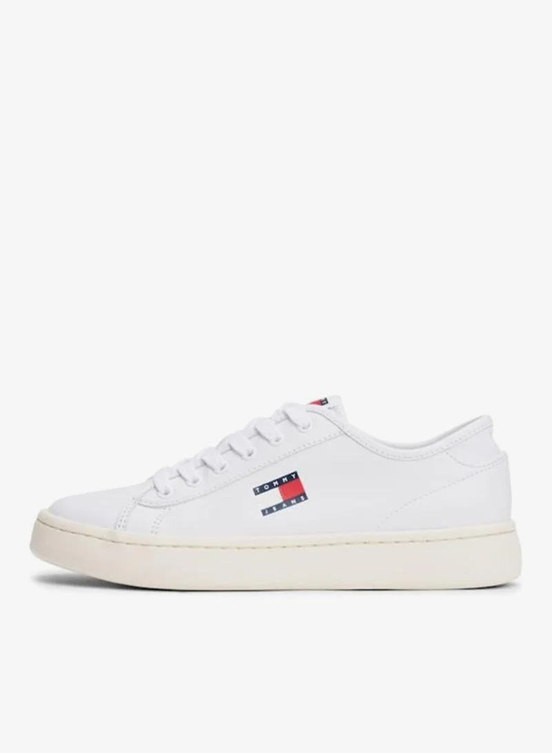 تومي جينز سنيكرز خفيف الوزن بتصميم منخفض