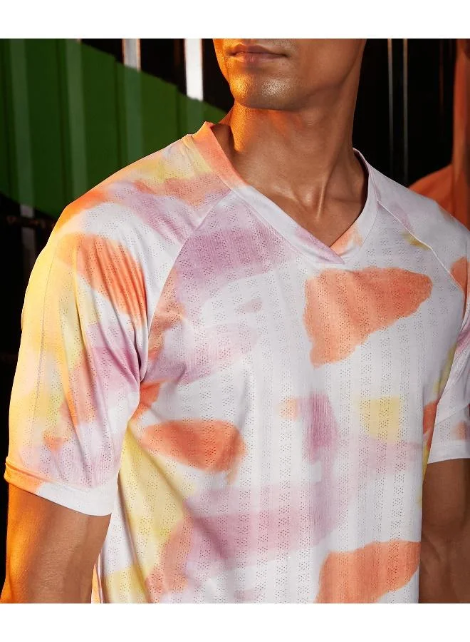 كامبوس سوترا تيشيرت رجالي رياضي بنقوش برتقالي فاتح ووردي فاتح بياقة  وأكمام قصيرة مقاوم للروائح بتقنية دراي فيت مصنوع من قماش جيرسي بتصميم مريح عالي الأداء
