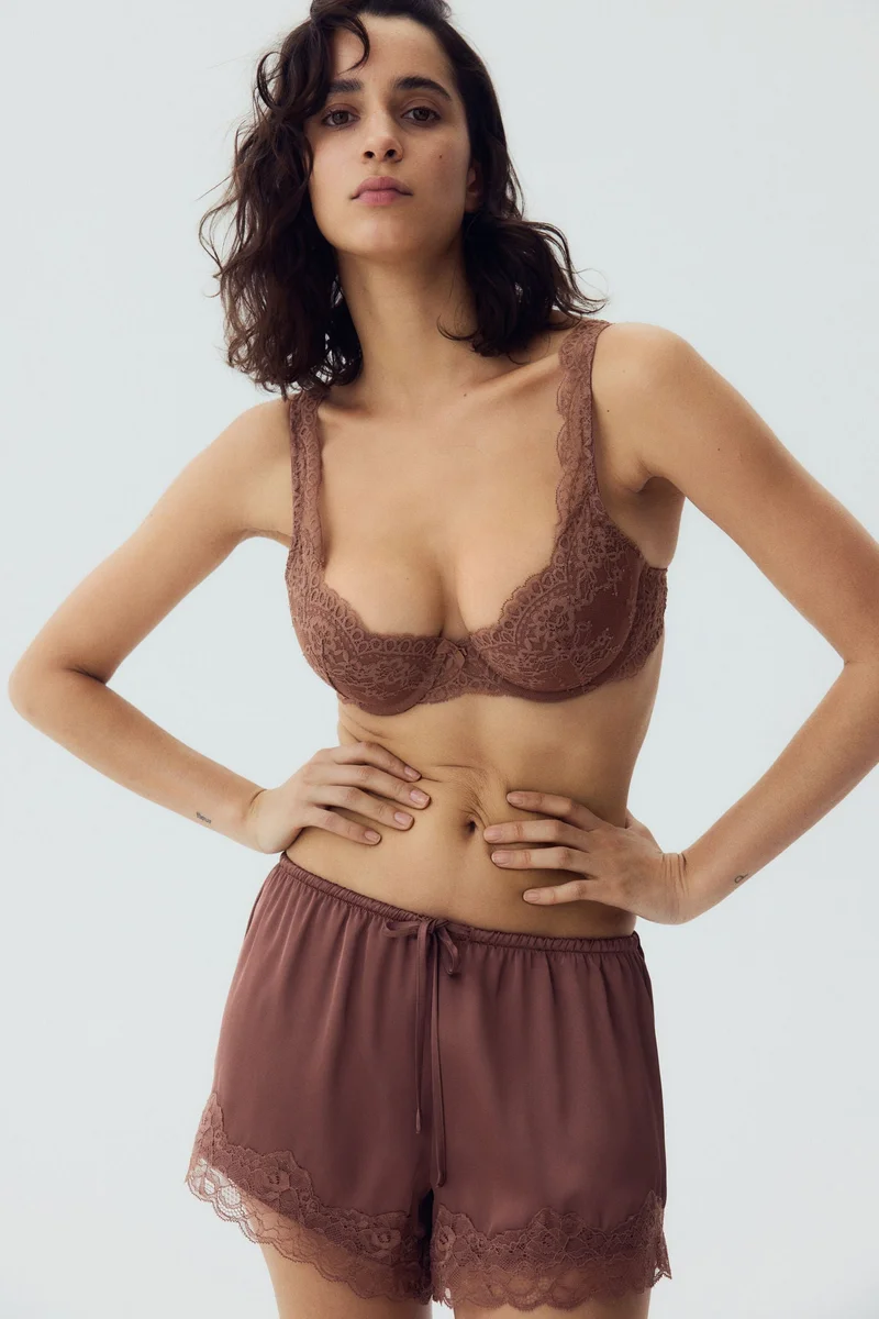 اتش اند ام شورت من الساتان مزين بالدانتيل