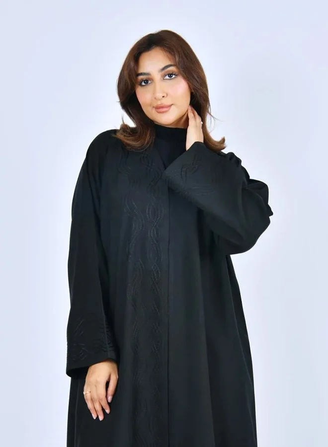 عبايات لمحة عباية سوداء مغلقة بطقطق مزينة بتطريز مموج