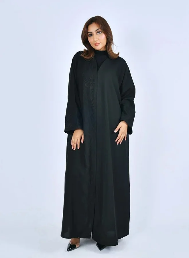 عبايات لمحة عباية سوداء مغلقة بطقطق مزينة بتطريز مموج
