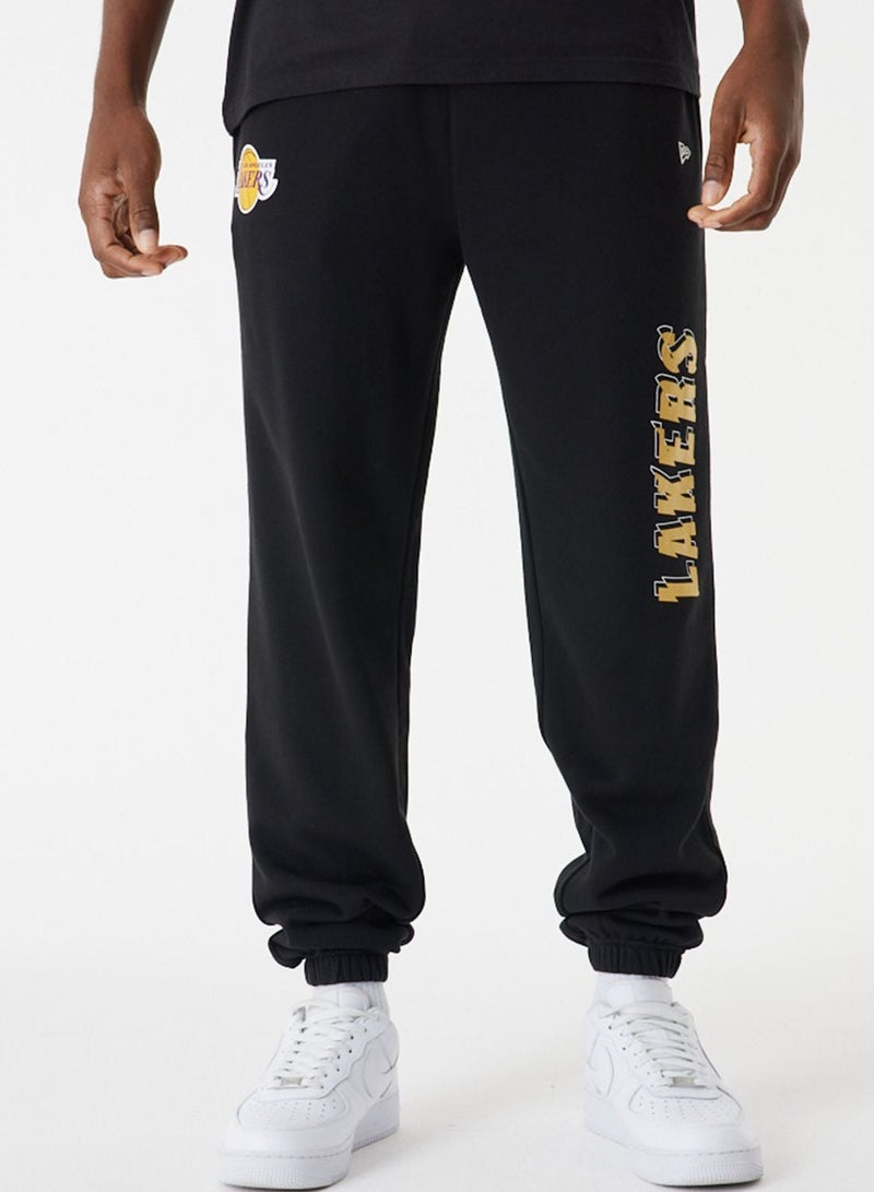 NEW ERA NBA TEAM SCRIPT JOGGER LOSLAK  BLKMTG - Image 1