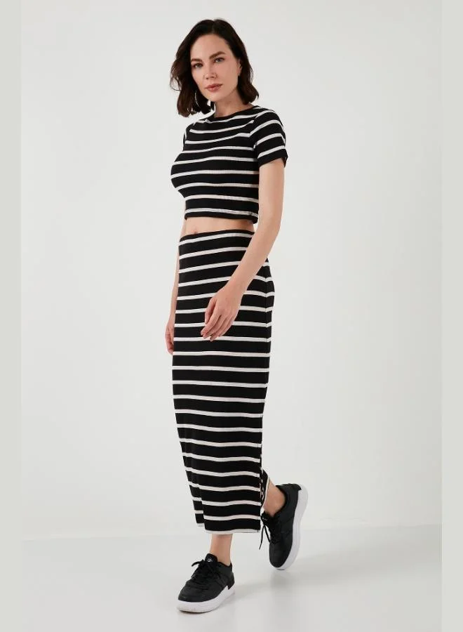 ليلا طقم تنورة طويلة بفتحة مخططة وبلوزة قصيرة للنساء