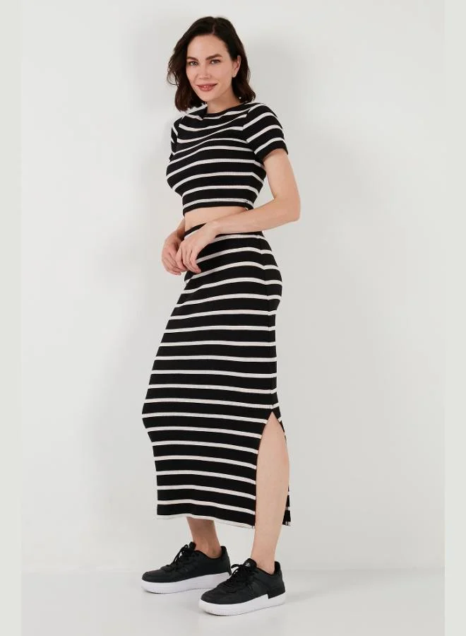 ليلا طقم تنورة طويلة بفتحة مخططة وبلوزة قصيرة للنساء