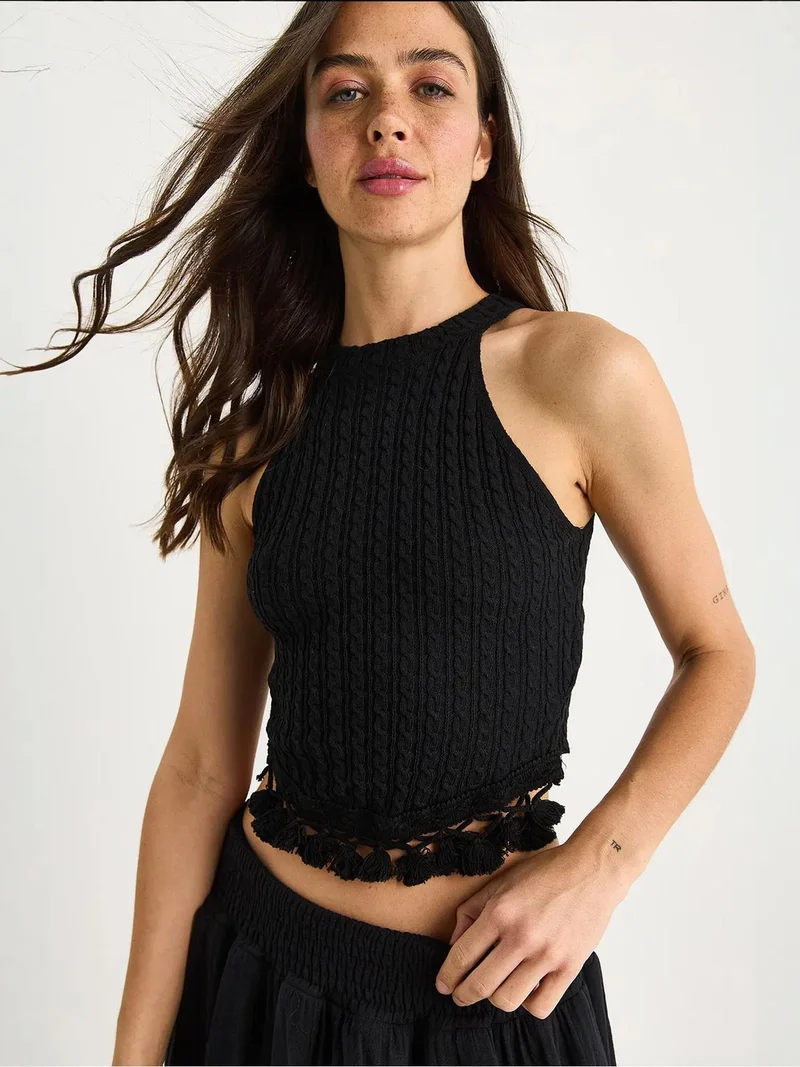 بيانكو لوتشي بلوزة قصيرة ضيقة بياقة هالتر من لوكسي بنقوش بارزة